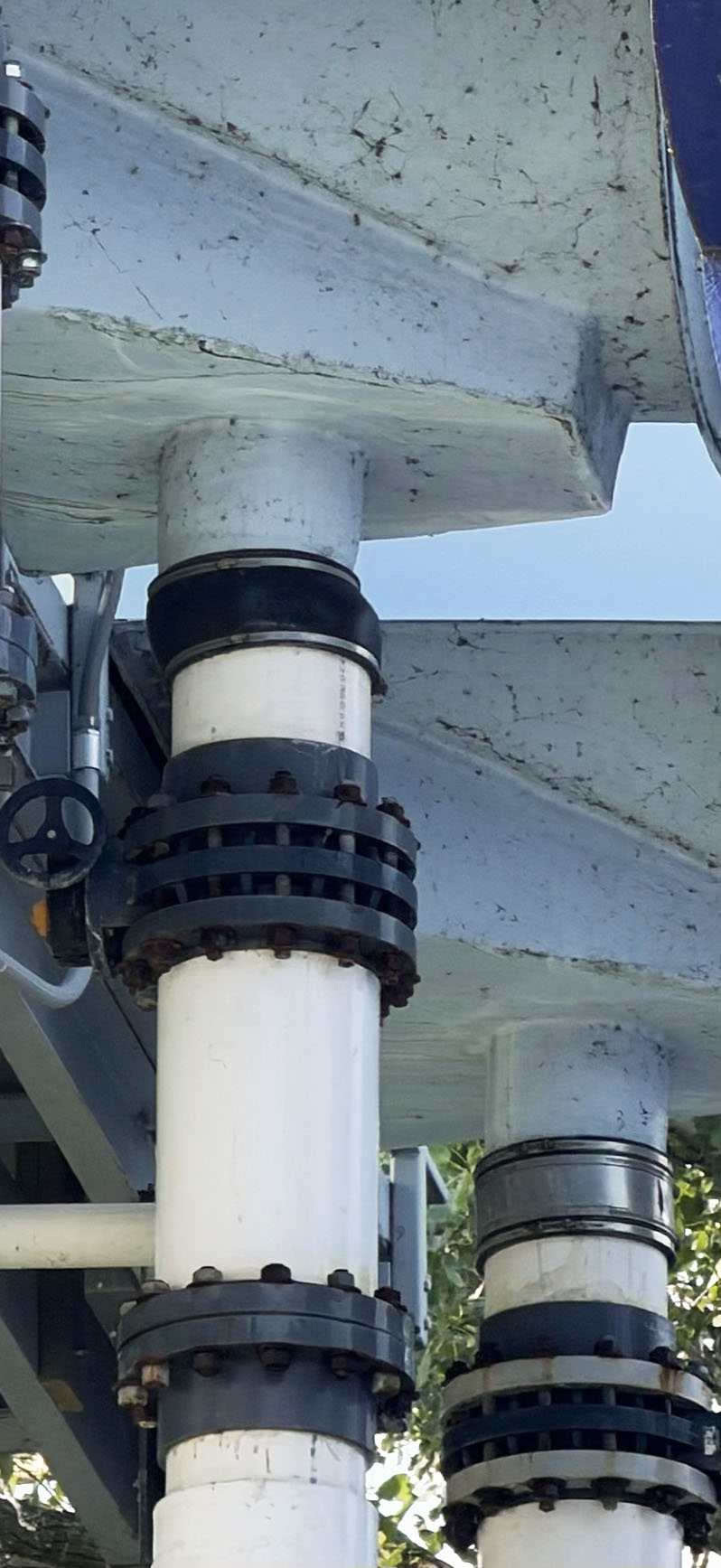 Close-up showing a flexed standard coupling above and a Strong Back RC holding alignment below